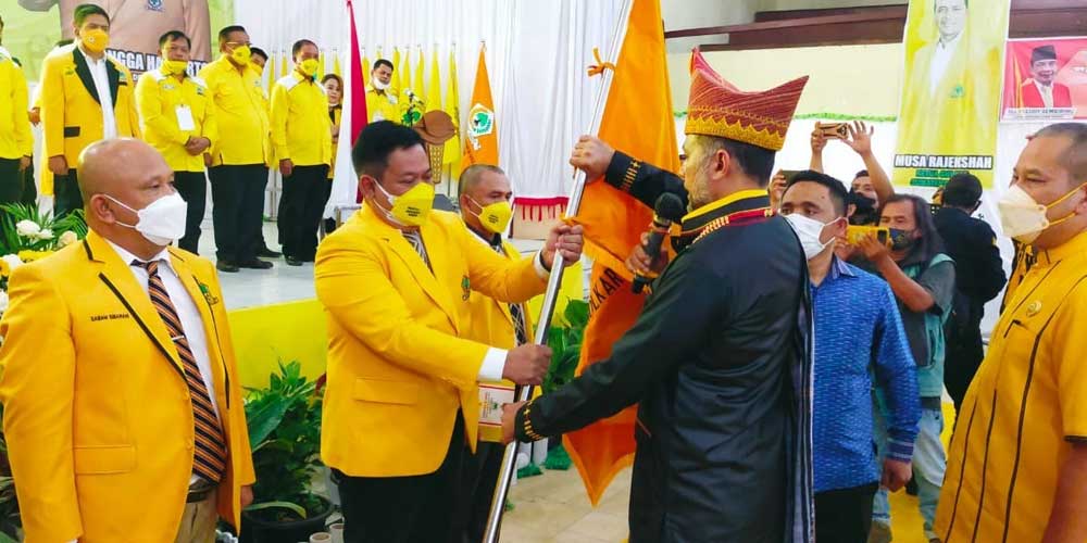 PATAKA: Ketua DPD I Golkar Sumut, Musa Rajekshah menyerahkan Pataka kepada Ketua DPD II Golkar Dairi, Eddy KA Berutu usai dilantik di GOR Sidikalang, Rabu (2/2).RUDY SITANGGANG/SUMUT POS.