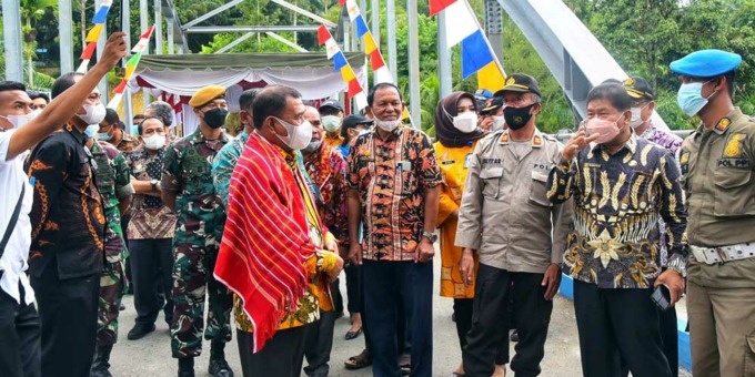 RESMIKAN: Bupati Deliserdang, H Ashari Tambunan didampingi Kadis SDABMBK Deli Serdang, Janso Sipahutar meresmikan Jembatan Sei Seruai di Desa Sari Laba Jahe.