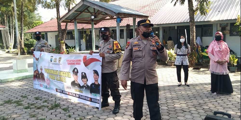 SOSIALISASI: Waka Polsek Dolok Merawan Ipda Budi Santoso menyampaikan sosialisasi penerimaan calon anggota Polri tahun 2022. SOPIAN/SUMUT POS.