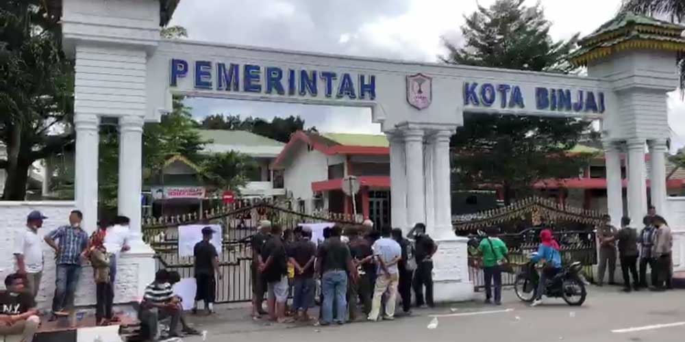 AKSI: Puluhan sopir angkot saat mendatangi Balai Kota Binjai, Kamis (24/2).teddy akbar/sumut pos.