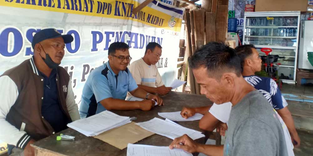 FORMULIR: Para nelayan saat mengambil formulir pengurusan TDKP di Lorong Ujung Tanjung, Kelurahan Bagan Deli.