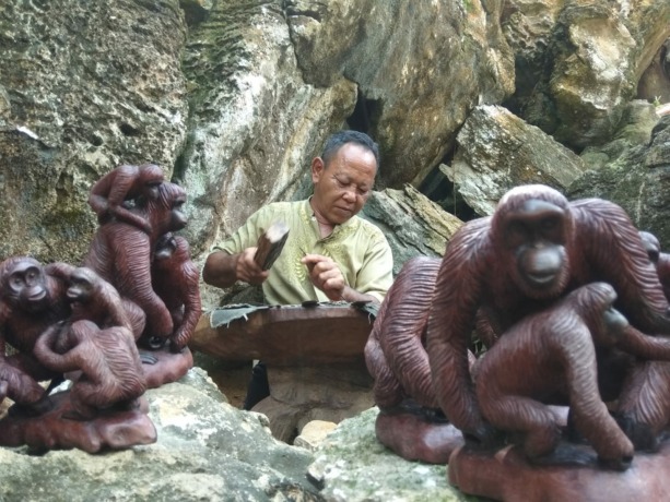 Pagelaran seni budaya di sela sela Pameran Foto PFI Medan di Rock Island, Bukit Lawang, Minggu (20/2).
