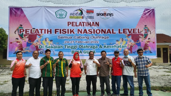 BERSAMA: Pimpinan STOK Binaguna dr Hj Liliana Puspasari SPd M Kes bersama para undangan pada pembukaan Pelatihan Pelatih Fisik Level I untuk semua cabang olahraga di Kampus STOK Binaguna. (IST)