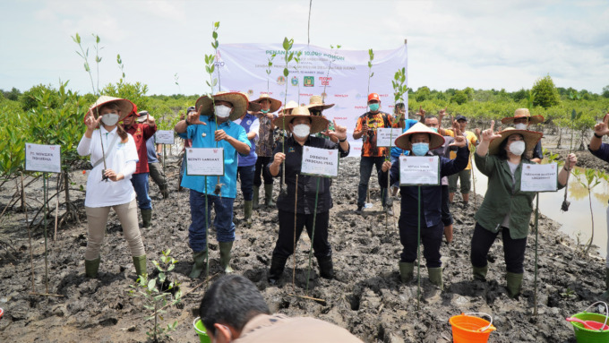 TANAM: Plt Bupati Langkat H Syah Afandin dan jajaran, bersama PT Mowilex Indonesia, Dirjen PSKL, Balai PSKL Wilayah Sumatera, dan LPHD Desa Pasar Rawa, saat menanam bibit manggrove di Desa Pasar Rawa, Kecamatan Gebang, Kabupaten Langkat, Kamis (10/3).