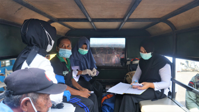 DATA: Petugas sedang mendata warga yang ingin melakukan vaksinasi di perparkiran Pasar Stabat, Kabupaten Langkat, Rabu (9/3).