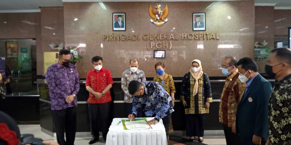 M IDRIS/sumutpos TEKEN: Walikota Medan Bobby Nasution menandatangani naskah pencanangan RSUD Pirngadi Medan sebagai rujukan penanganan stroke, Sabtu (19/3).