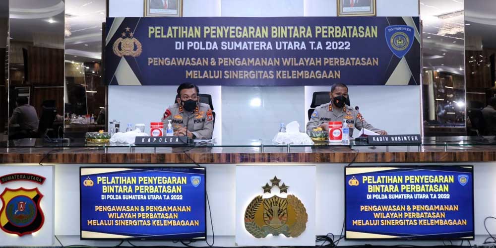 PELATIHAN: Kapolda Sumut, Irjen Pol RZ Panca Putra Simanjuntak bersama Kadivhubinter Polri, Irjen Pol Johni Asadoma sedang memberikan pelatihan personel Bintara Polri, di Aula Catur Prasetya, Mapolda Sumut, Kamis (17/3).