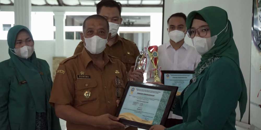 istimewa SERAHKAN: Asisten Pemerintahan dan Kesejahteraan Rakyat Asahan, Buwono Prawana  menyerahkan hadiah kepada pemenang.