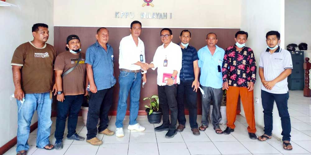 SAMPAIKAN: Aspari Sumut saat menyampaikan pengaduannya ke KPPU soal monopoli unggas.istimewa/sumutpos.