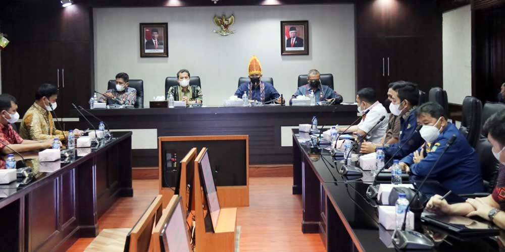 PIMPIN: Wali Kota Medan Bobby Nasution memimpin  rapat bersama Tim Pemeriksa BPK RI Perwakilan Sumut terkait Exit Meeting di Ruang Rapat I Balai Kota Medan, Jumat (4/3).