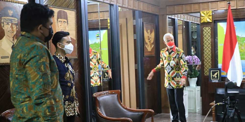 MAMPIR: Putra sulung dan menantu Presiden Joko Widodo, Gibran Rakabuming Raka dan Bobby Nasution saat mampir ke kantor Gubernur Jawa Tengah, Ganjar Pranowo, Senin (28/3). HUMAS PEMPROV JATENG/JAWAPOS.COM.