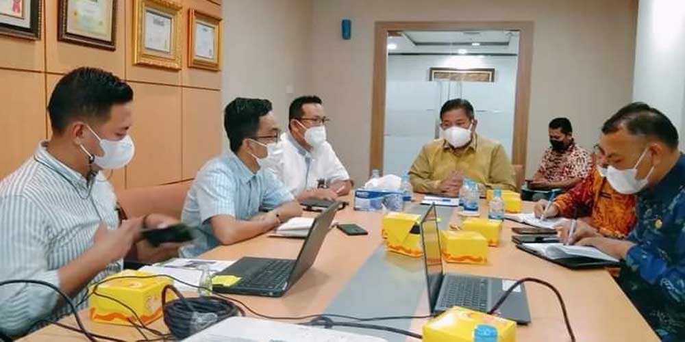 DISKUSI:Bupati Dairi, Dr Eddy KA Berutu  berdiskusi dengan jajaran Direksi PT Bank Sumut untuk memajukan UMKM di Dairi. Komimfo Dairi/SUMUT POS.