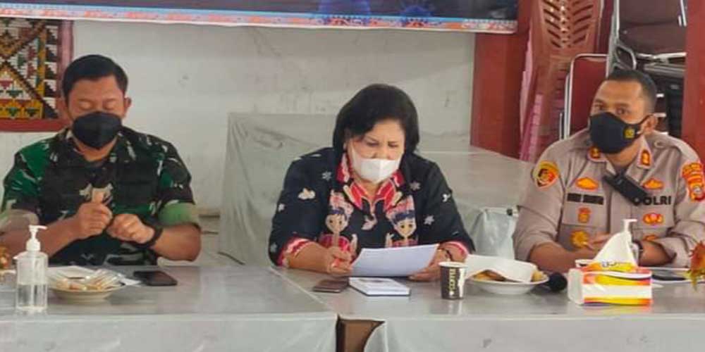 RAPAT: Bupati Karo Cory S Sebayang dan forkopimda menggelar rapat koordinasi penanganan Covid-19 di Karo.solideo/sumut pos.