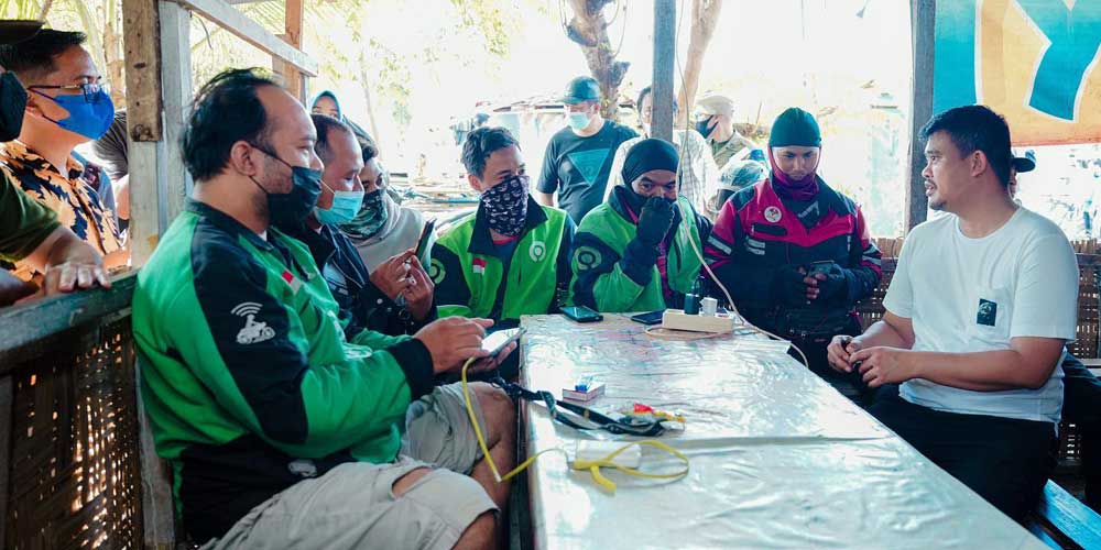 CURHAT: Wali Kota Medan Bobby Nasution mendengarkan curahan hati (curhat) diver ojol yang meminta keringanan tarif parkir.