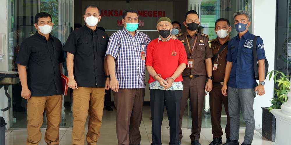 TITIPAN TAHANAN: Mantan Kepala Kantor Sandi Daerah Kota Medan, A Guntur Siregar sesaat akan dititipkan di Rutan Tanjunggusta Medan.