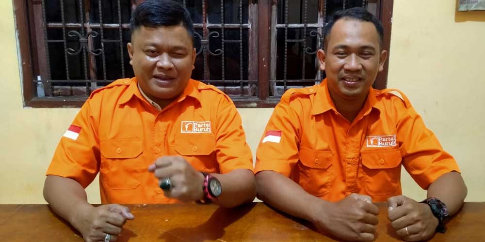 BERSAMA: Ketua Exco Partai Buruh Sumut, Willy Agus Utomo (kiri) saat memberikan keterangan pers.
