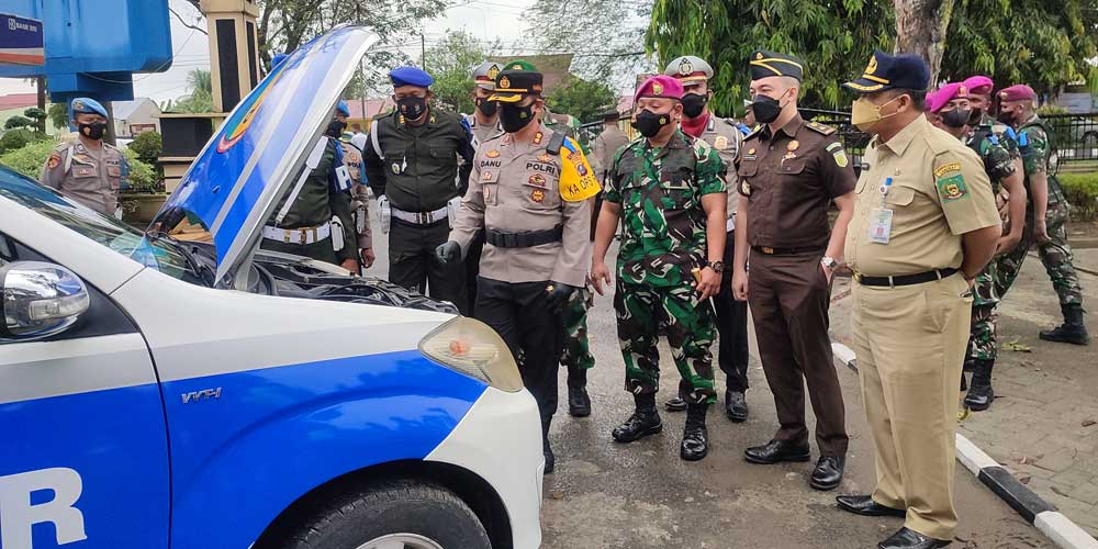 APEL: Kapolres Langkat AKBP Danu Pamungkas Totok meninjau kesiapan kendaraan operasional yang akan digunakan saat operasi keselamatan Toba 2022.