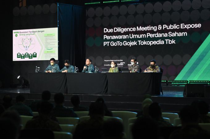 CEO Grup PT GoTo (Gojek Tokopedia) Tbk , Andre Soelistyo, dan para direksi GoTo saat mengumumkan rencana melakukan penawaran umum perdana saham (Initial Public Offering/IPO) di Bursa Efek Indonesia (BEI), Selasa (15/3/2022).