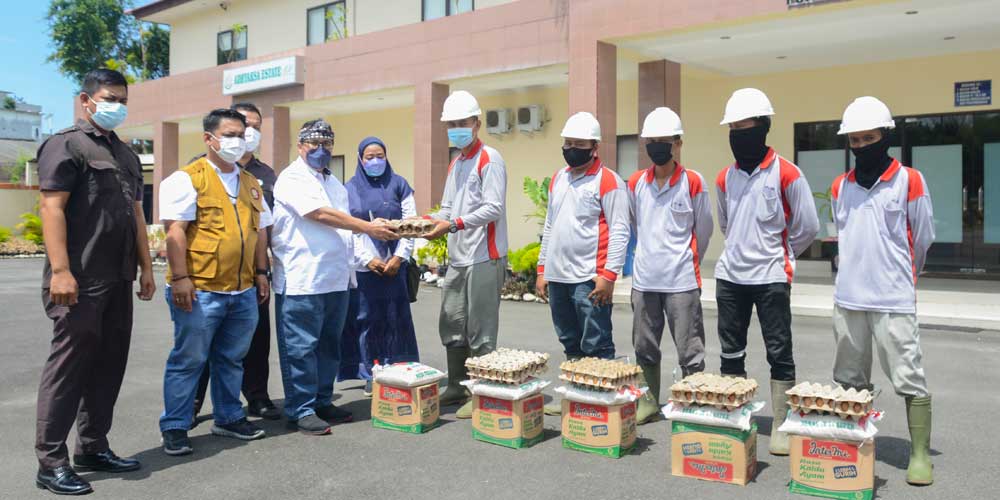 BANTUAN:SPBUN PTPN III (Persero) Basis Kantor Direksi Medan serahkan bantuan paket sembako kepada pekerja cleaning service.