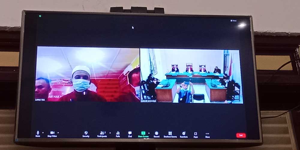 SIDANG: Satu dari tiga terdakwa kasus korupsi Peningkatan ruas jalan Kota Tanjungbalai, saat menjalani sidang di PN Medan beberapa waktu lalu. agusman/sumut pos.