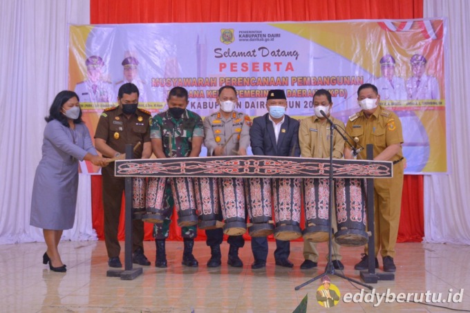 BUKA MUSRENBANG. Bupati Dairi, Dr Eddy KA Berutu bersama unsur Forkopimda dan mewakili Gubsu memukul gendang pembukaan Musrenbang RKPD Dairi tahun 2023 di gedung Balai Budaya Sidikalang, Senin (28/3/2022).SUMUTPOS.CO./Komimfo Dairi