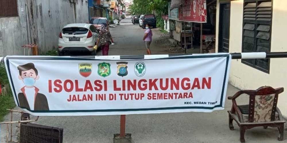 ISLOLASI: Salah satu lingkungan di Kota Medan diisolasi karena terdapat warga terpapar Covid. Kini, tersisa 11 lingkungan di Kota Medan yang diisolasi.M IDRIS/sumutpos.