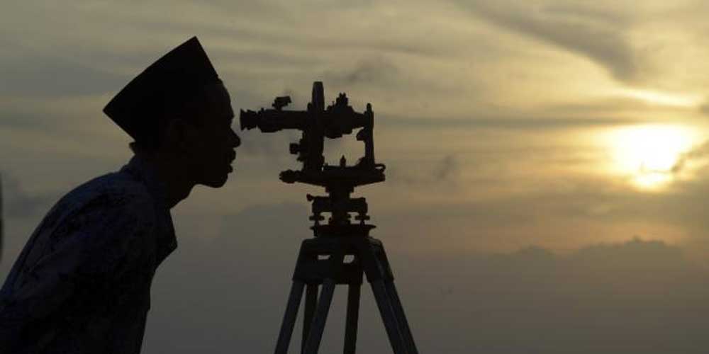 ILUSTRASI: Petugas memantau hilal untuk penetapan awal Bulan Ramadan.istimewa/sumutpos.