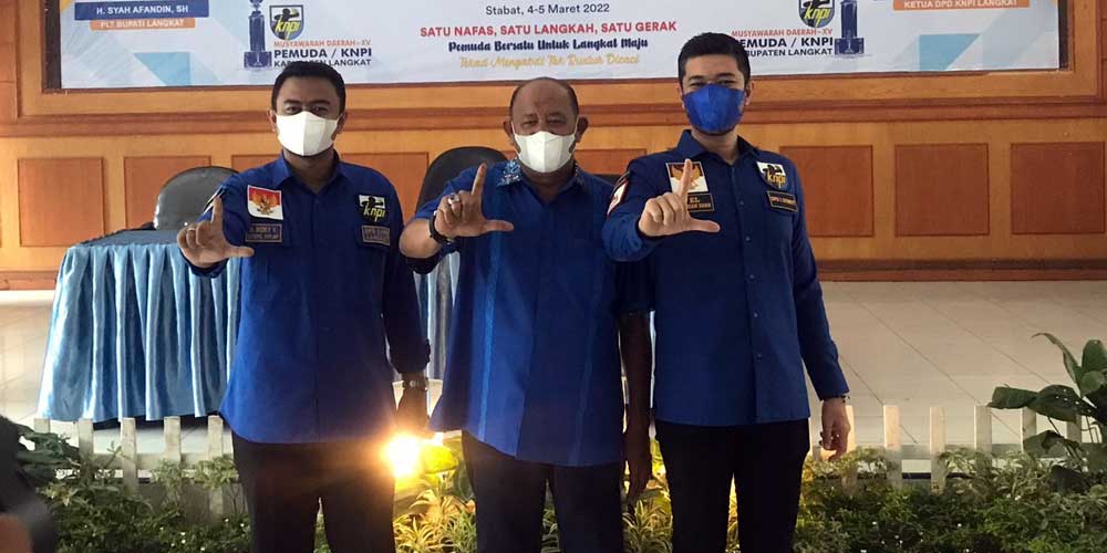 BERSAMA : Ketua KNPI Langkat terpilih H Rizky Yunanda Sitepu (kiri) bersama Plt Bupati Langkat H Syah Afandin (tengah) dan Ketua KNPI Sumut El Adrian Shah seusai membuka Musda XV KNPI Langkat di Stabat, Sabtu (5/3).