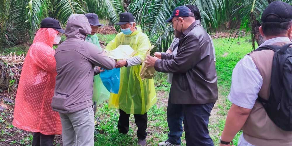 TINJAU: Kejati Sumut turun ke Langkat untuk melakukan plotting dan menentukan titik koordinat di Kawasan Hutan Suaka Margasatwa Karang Gading.