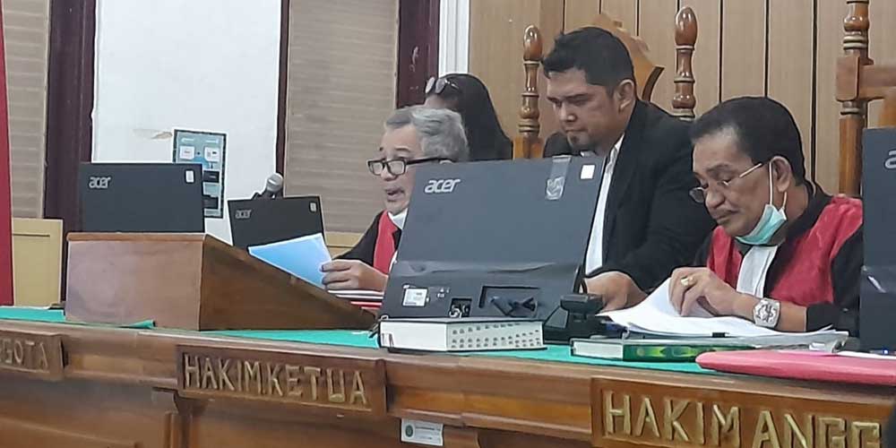 VONIS: Majelis hakim membacakan vonis terhadap Kompol Ambarita, terdakwa kasus perusakan mobil secara virtual, Rabu (17/3).