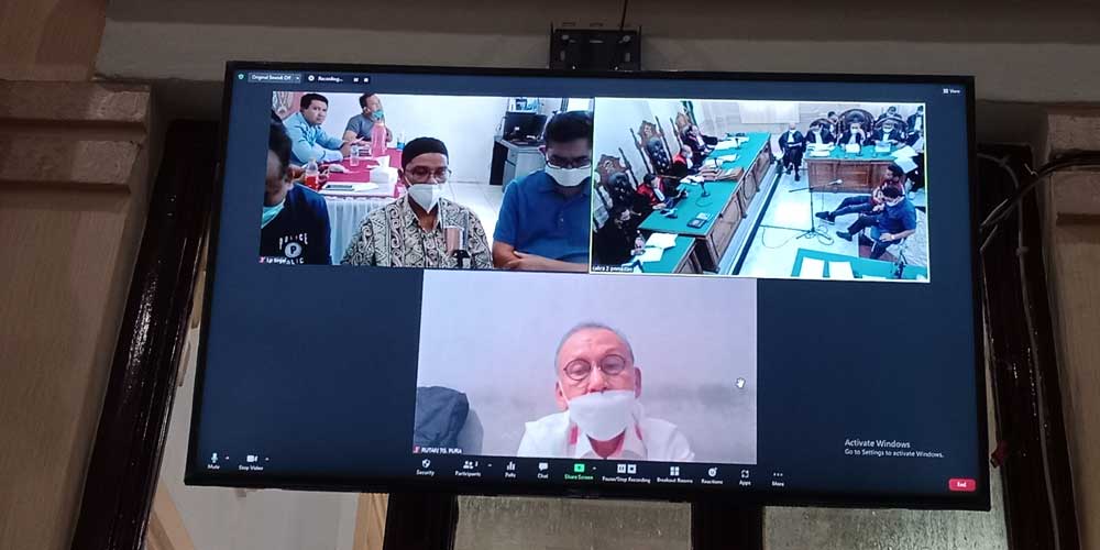 SIDANG: Mantan Kepala Dinas (Kadis) Bina Marga dan Bina Konstruksi (BMBK) Sumatera Utara (Sumut) Muhammad Armand Effendy Pohan saat menjalani sidang di PN Tipikor Medan, beberapa waktu lalu.
