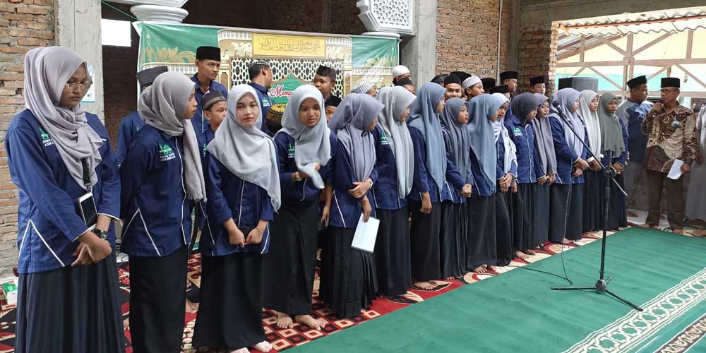 Istimewa LANTIK: Ketua BKM Ash Sholah, Suroto, saat melantik kepengurusan Remaja Masjid Ash Sholah Periode 2022-2024 usai peringatan Isra Mikraj 1443 Hijriah.