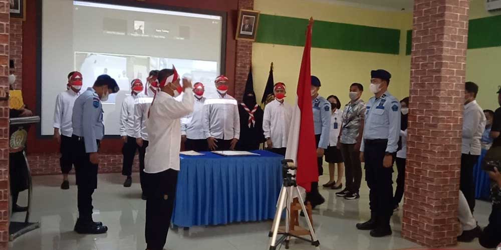 prosesi: Delapan napi terorisme di Sumut saat mengikuti proses ikrar setia kepada NKRI, Rabu (9/3).