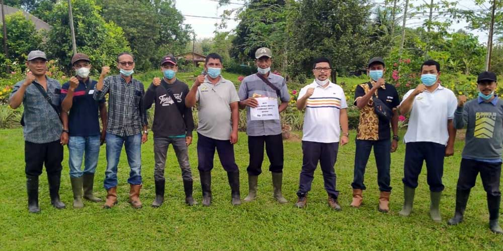 istimewa PEMBERIAN REWARD: Manejer kebun Pulau Mandi didampingi Askep Kebun memberikan reward kepada bawahannya, Selasa (8/3).