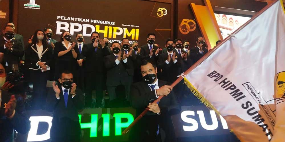 LANTIK: Ketua BPD HIPMI Sumut, Ade Jona Prasetyo mengibarkan bendera pataka HIPMI usai dilantik.