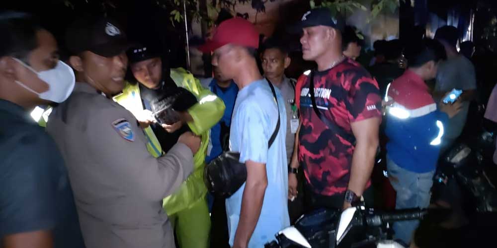EVAKUASI: Pihak Polsek Pangkalanbrandan saat mengevakuasi korban, Selasa (22/3).afandi/sumut pos.