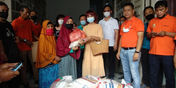 SEMBAKO: Pewarta Polrestabes Medan dan pengusaha, saat membagi-bagikan paket sembako kepada masyarakat kurang mampu di Kantor Pewarta Polrestabes Medan, Jumat (25/3).