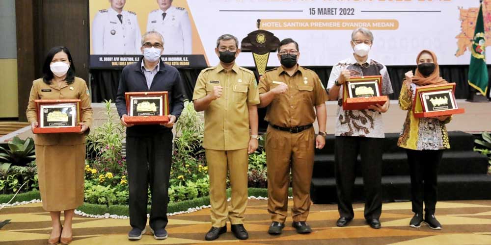 BERSAMA: Sekda Kota Medan Wiriya Alrahman foto bersama Kepala OPD Kota Medan dan lainnya dalam kegiatan sosialisasi Perda tentang rencana tata ruang.markus/sumutpos.