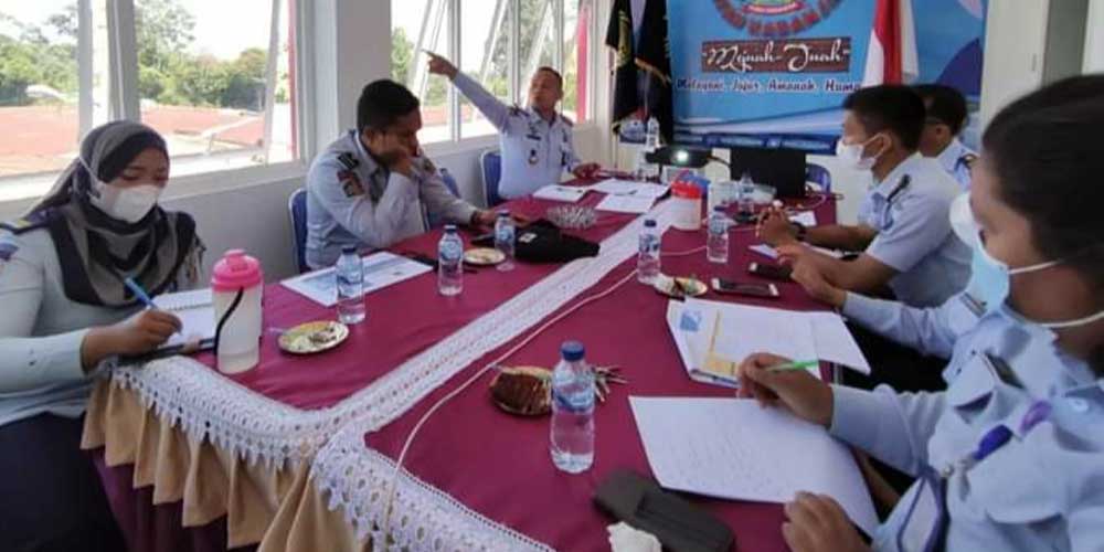 RAPAT: Jajaran Rutan Kabnajahe saat menggelar rapat persiapan penyambutan Hari Bhakti Pemasyarakatan ke-58.