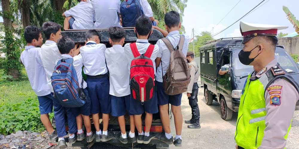 RAZIA: Petugas Satlantas Polres Langkat menindak angkutan desa yang membahayakan keselamatan anak sekolah di Kecamatan Bahorok, Langkat, Selasa (15/3) lalu.