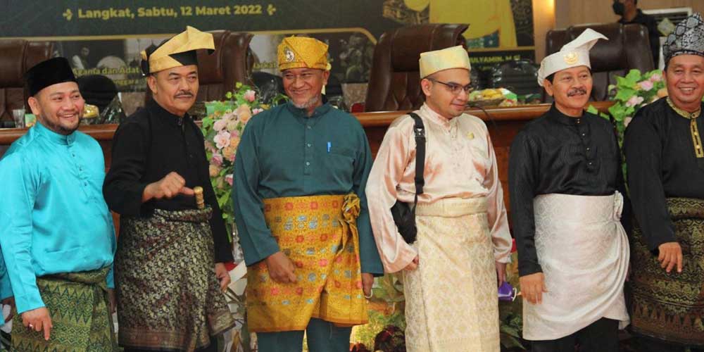 BERSAMA: Ketua Panitia Sukhyar Mulyamin (tengah, baju hijau) foto bersama pemateri, Sekdakab Langkat serta Anggota DPRD Langkat, usaia pelaksanaan dialog, Sabtu (12/3).