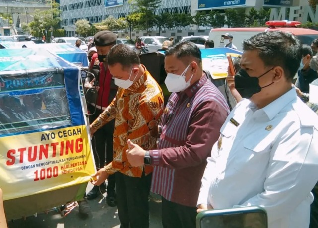 KAMPANYEKAN. Wagubsu, Musa Rajekshah didampingi Bupati Dairi, Dr Eddy KA Berutu saat lepas penarik becak mengkampayekan stop stunting dilapangan Merdeka, Medan, Kamis (10/3/2022).SUMUTPOS.CO/Komimfo Dairi.