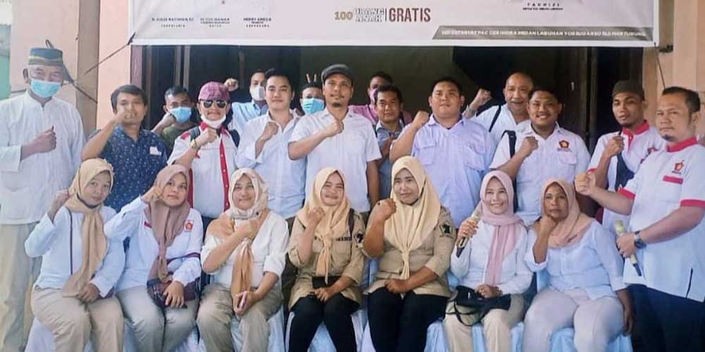 BERSAMA: Unsur Ade Jona Center dan PAC Partai Gerindra Medan Labuhan diabadikan bersama.