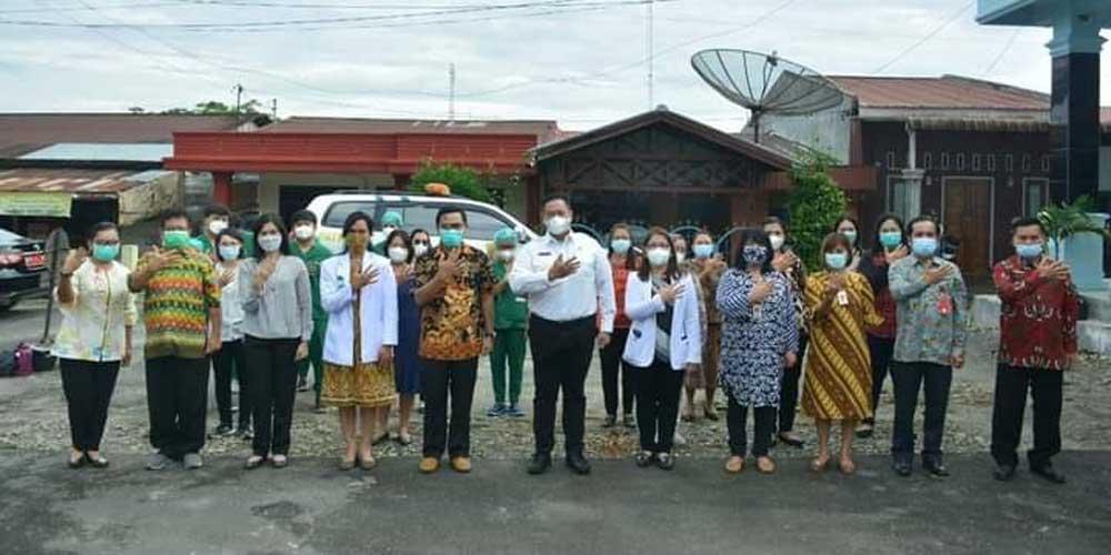 FOTO BERSAMA: Bupati Dairi, Dr Eddy KA Berutu didampingi Direktur RSUD Sidikalang, dr Pesalmen Saragih foto bersama dengan Nakes RSUD Sidikalang saat meninjau kesiapan untuk penanganan pasien Covid-19. Komimfo Dairi/SUMUT POS.
