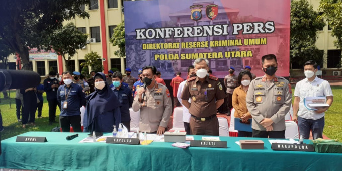 KONFERENSI PERS: Kapolda Sumut Irjen Pol Panca Putra Simanjuntak menggelar konferensi pers terakit kasus karamnya kapal, di perairan Tanjungapi, Asahan, pengangkut PMI ilegal ke Malaysia, di Mapolda Sumut, Kamis (24/3). dwi/sumut pos.