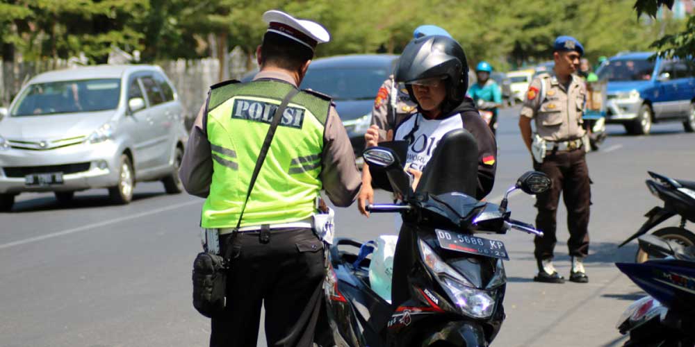 TILANG: Personel Polisi Lalu Lintas (Polantas) saat menggelar razia kendaran bermotor di Medan, beberapa waktu lalu. Saat ini tilang elektronik atau ETLE tahap II sudah diberlakukan di Kota Medan sejak Sabtu (26/3).