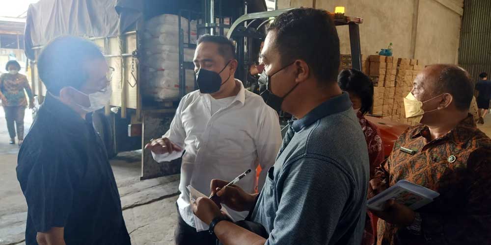 INSPEKSI: Kasat Reskrim AKP R Silalahi dan Kadis Ketapang Marimbun Marpaung, Plt Kabid Perdagangan Hermanto tergabung dalam Satgas Pangan Tebingtinggi saat melakukan inspeksi mendadak kecukupan minyak goreng curah di Tebingtinggi. SOPIAN/sumut pos.