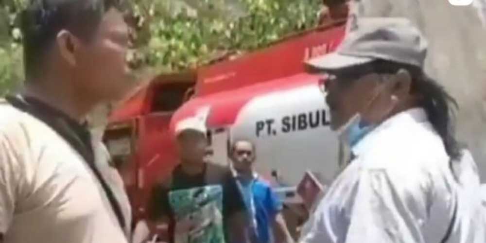 CEKCOK: Tangkapan layar sebuah video cekco warga yang mengetahui adanya transaksi ilegal BBM di jalan lintas Sibolga, Kabupaten Tapanuli Tengah.