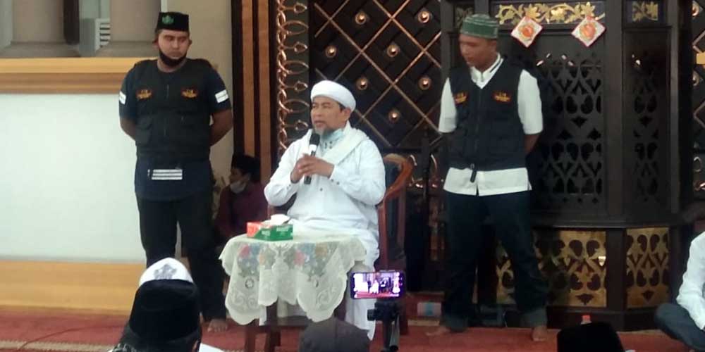 CERAMAH: Almukarrom Zulkifli Muhammad Ali LC MA memberikan tausiah agama kepada jamaah Masjid Agung H Achmad Bakrie Kisaran pada acara kajian spesial akhir zaman dalam rangka milad  ke-76  Kabupaten Asahan Tahun 2022, Minggu (13/3).