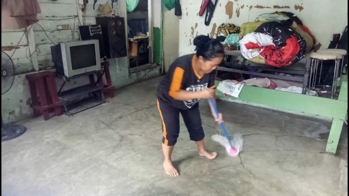 Warga membersihkan lumpur kotoran sisa banjir di Medan. Ist/Sumut Pos.